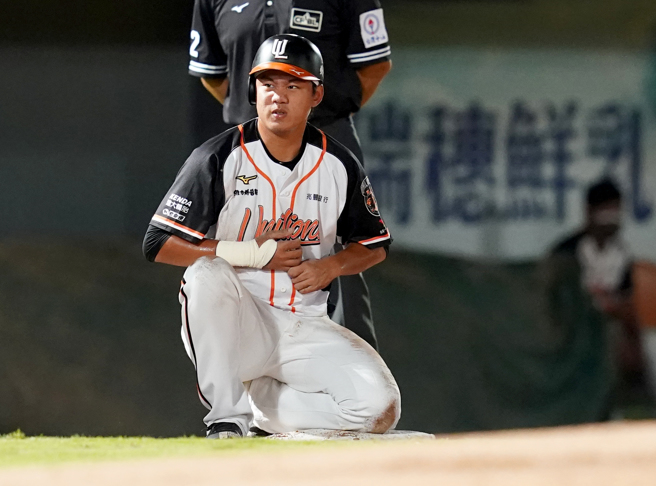 统一狮林子豪回垒时遭牵制出局。（统一狮提供）