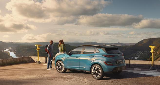 （推广电动车，朝阳租赁推出现代（Hyundai）电动车KONA Electric租赁方案，以日租金最低666元起的优惠价抢客。图／业者提供）