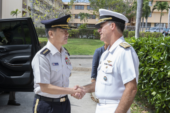 美印太司令阿奎力诺（右）在日本统合幕僚长山崎幸二（左）的陪同下，已开始对日本西南诸岛的军事基地整备情况进行视察。（图／美军印太司令部）