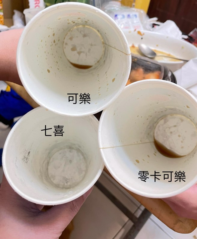 网友在好市多购买热狗套餐，由于有附赠饮料，然而，她将饮料喝完后，竟然看到杯底有一圈黑色脏污。（翻摄自脸书Costco好市多 商品经验老实说）