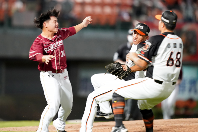 乐天桃猿蔡镇宇（左）衝上场撞倒统一狮投手刘予承。（统一狮提供）