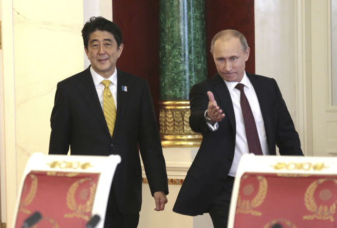 (左)日本已故首相安倍晉三、(右)俄國總統普丁。(資料照/美聯社)