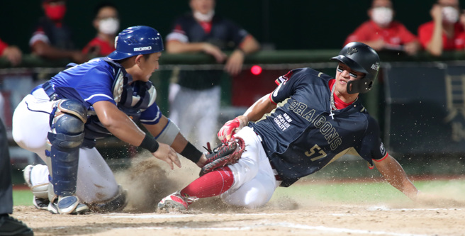 味全龙拿莫・伊漾因妨碍跑垒顺利回本垒得分。（郑任南摄）