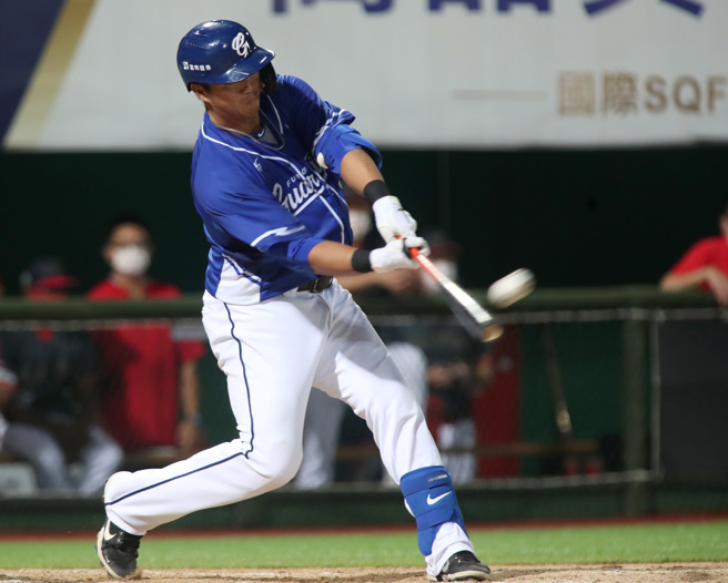 富邦悍将高国辉敲出本季第2轰。（郑任南摄）