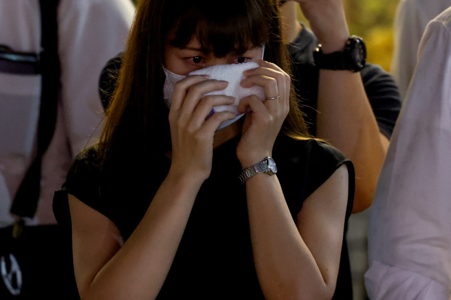 网路上有粉丝拍下安倍最后身影，要求一起手比爱心画面，惹哭数十万名网友。(图/路透社) 