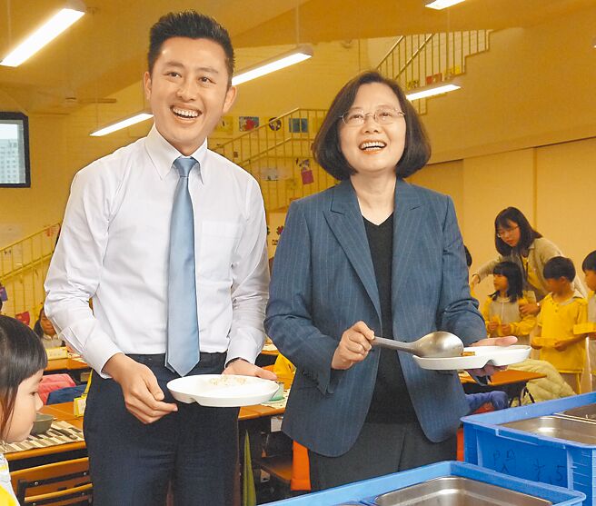 总统蔡英文（右）、民进党桃园市长参选人林智坚（左）。（图／本报资料照片）