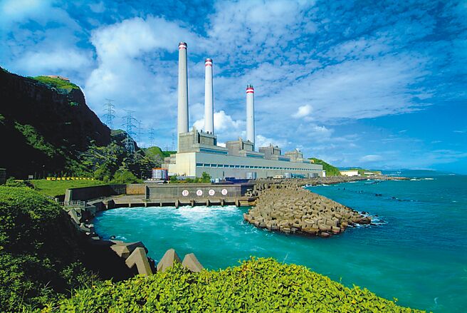 基隆协和电厂（见图）将改建为天然气发电，台电提出「四接东移」方案叩关环评，歷经四个半小时马拉松审查，决议补件再审。（台电提供）