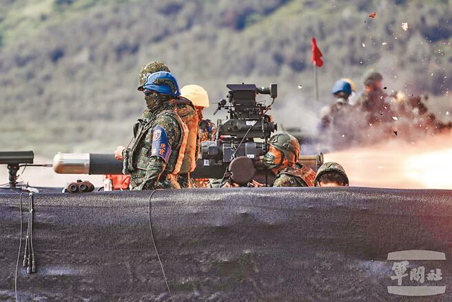 国军推动募兵制的本意无非就是要打造一支「量适、质精、战力强」的军队。图为「天马操演」。（文：吕昭隆 图：陆军提供）