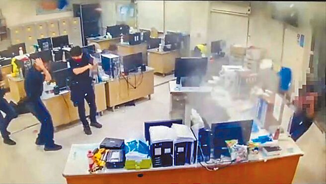 于姓男子和父亲通话情绪激动，右手拿土制炸弹突然瞬间爆炸。（新湖分局提供／罗浚滨新竹传真）