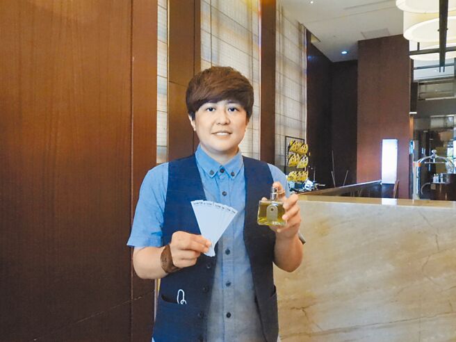 夺下国际香水盛事A+OA（The Art and Olfaction Awards）独立设计奖的花莲女孩潘雨晴。（罗亦晽摄）