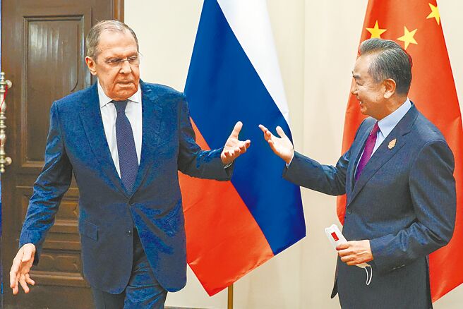 中国外交部长王毅（右）和俄罗斯外长拉夫罗夫在G20外长会议会面。（摘自俄罗斯外交部）