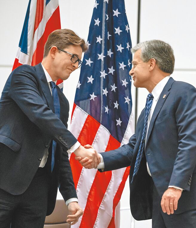 英国「军情五处」（MI5）处长麦卡勒姆（左）和美国联邦调查局（FBI）局长瑞伊（右）6日在英方情报部门伦敦总部共同警告商界领袖，北京决心要窃取英美技术以获得竞争优势。（摘自美国联邦调查局FBI官网）