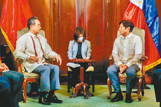 菲律宾总统小马可仕（右）6日在马尼拉会见应邀访菲的中国国务委员兼外长王毅（左）。（新华社）