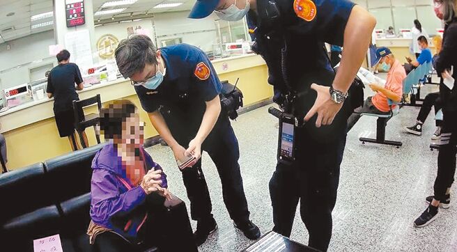 張姓婦人掉進詐騙集團網路交友陷阱，已匯款新台幣70萬元，還要再匯30萬元，行員及保七員警發現及時阻詐。（保七提供／陳淑芬台中傳真）