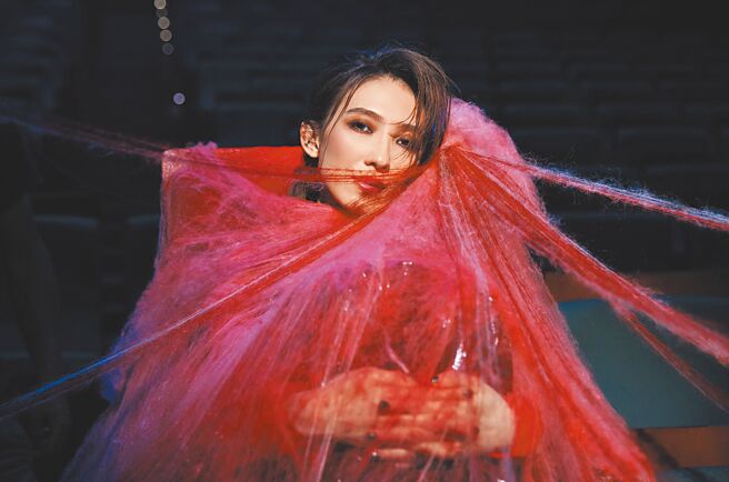 戴佩妮日前拍攝新歌MV，用心打造特殊造型。（妮樂佛×仁仁娛樂提供）