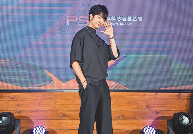 许书豪昨出席公益活动，开心畅聊爸爸经。（罗永铭摄）