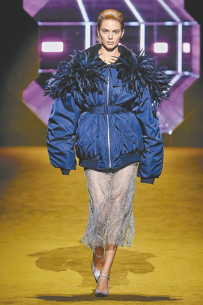 Prada 2022秋冬运用大量工装元素，女装部分除飞行夹克外也有许多俐落造型。（Prada提供）