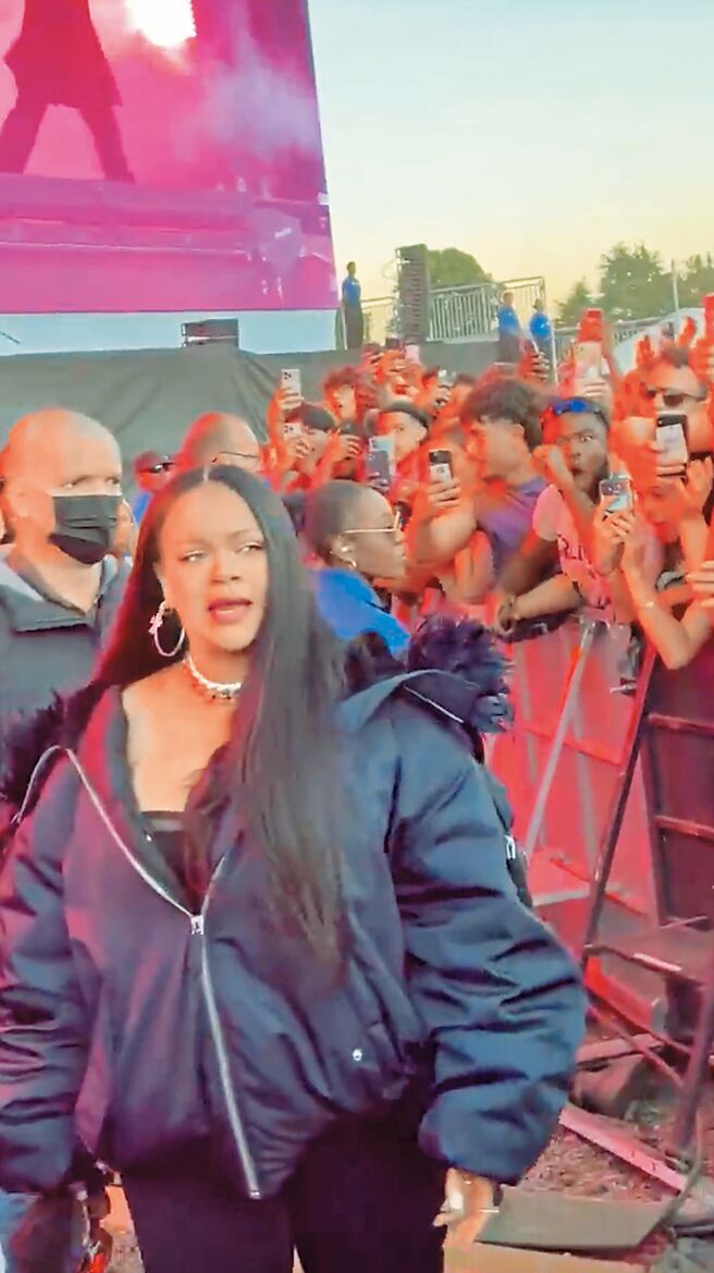 蕾哈娜日前以Prada飞行夹克与男友A$AP出席无线音乐节。（CFP）