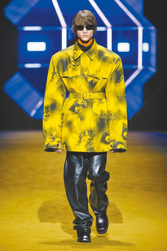 Prada 2022颂扬日常点滴，在服装印花上运用许多日常可见的生活片段。（Prada提供）