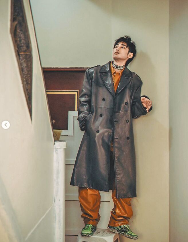 章广辰抢先穿上Prada 2022秋冬新品，发文表示这身皮衣「充满想像与启发」。（摘自章广辰IG）