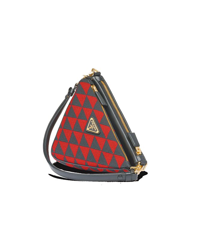 Prada Symbole几何三角肩背包，9万8000元。（Prada提供）