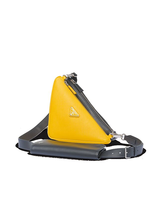 Prada三角肩背包，10万5000元。（Prada提供）