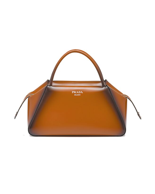Prada皮革手提保龄球包，13万元。（Prada提供）