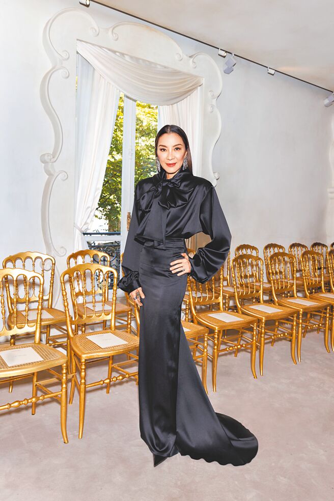 杨紫琼身穿春季系列秀服现身，搭配大件珠宝声势惊人。（Balenciaga提供）