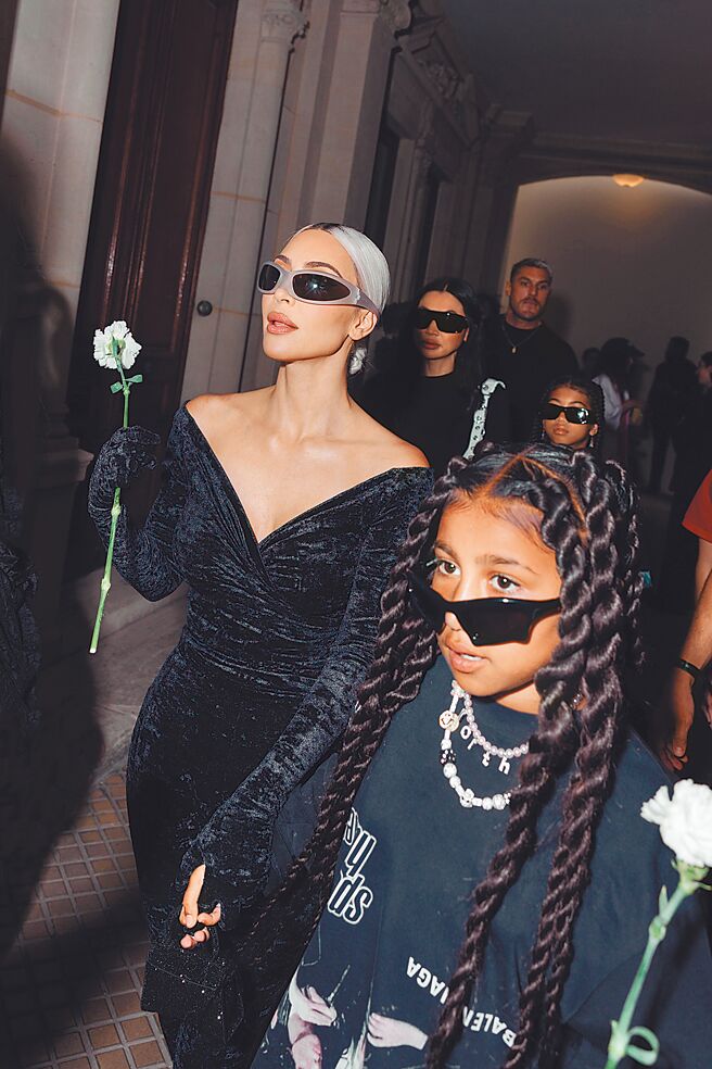 肯爷爱女诺斯威斯特小小年纪就跟妈妈一起出席时装周。Balenciaga提供）