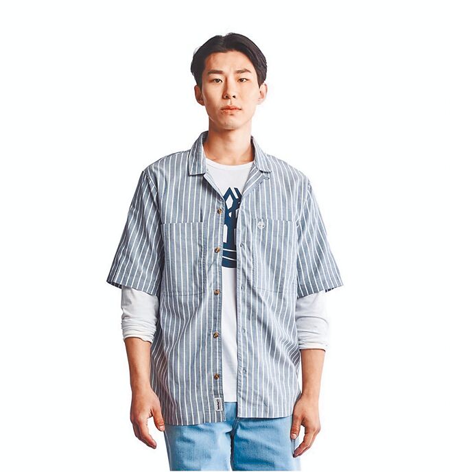 微風Timberland男款寶石藍有機棉TimberCHIL排汗條紋短袖襯衫，原價3200元，特價2560元。（微風提供）