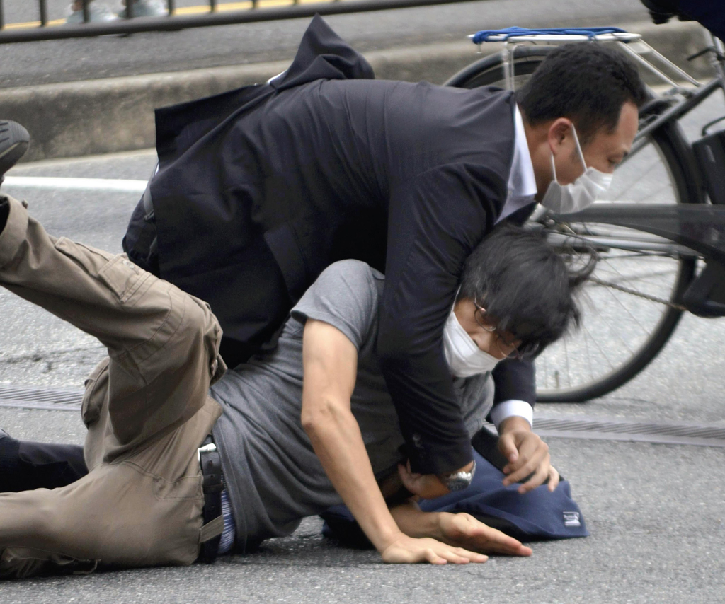 枪杀前首相安倍晋三的兇手山上彻被压制上铐逮捕。图/美联社(photo:ChinaTimes)