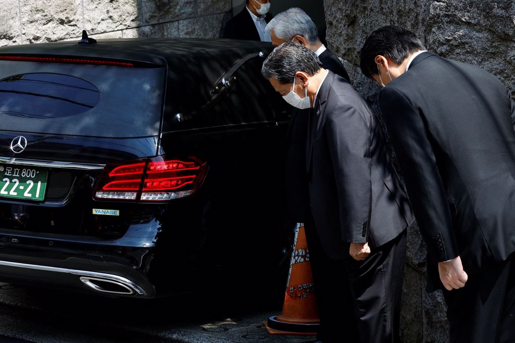 日本前首相安倍晋三的遗体9日已运抵东京住所，自民党官员向他的灵车鞠躬致敬。（路透）(photo:ChinaTimes)