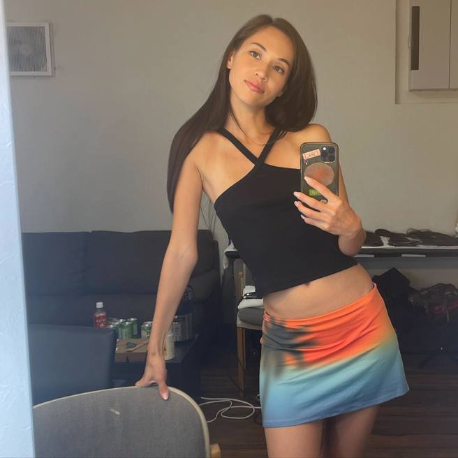 水原希子居家曬螞蟻腰和逆天長腿。(圖/水原希子 IG)