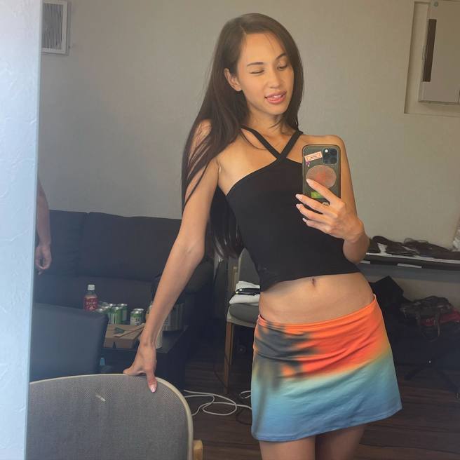 水原希子調皮吐舌時，手臂浮現一條條青筋。(圖/水原希子 IG)