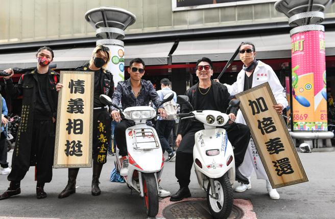 《少年吔，安啦！》上映首日高捷、顏正国骑着电影中机车出场。（牵猴子提供）