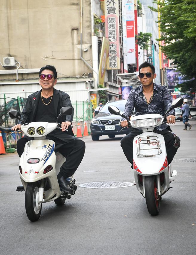 高捷骑着酷炫山叶凌风50，顏正国骑着最时髦的光阳DJ-1RR。（牵猴子提供）
