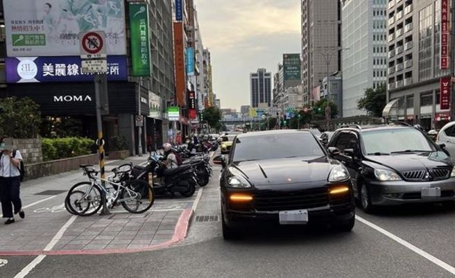 一輛保時捷違規停紅線，車主還囂張嗆人「去檢舉啊」。（翻攝自 爆料公社二社FB）