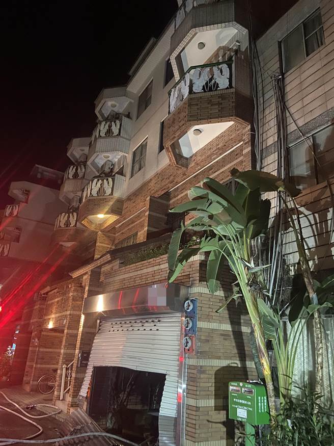 高雄市梓官区一栋民宅今（9）日凌晨0时发生火警，消防局获报后前往抢救。救出1名约40岁的女子，无外伤、吸入性呛伤，送医观察。（翻摄照片／林瑞益高雄传真）