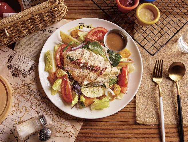 Global Mall板橋車站店的The Chips「辣味低溫舒肥雞+拿鐵」，原價470元，優惠價450元。（Global Mall提供）