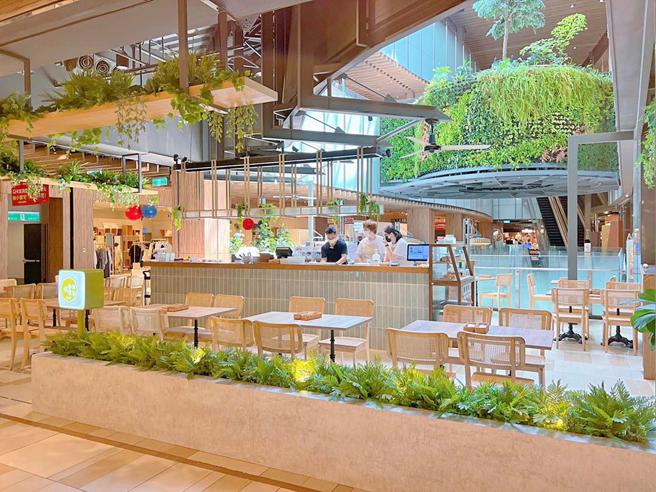 京站主打以塩糀為鹹味、以甘糀為甘味來調味的「糀日和Kouji Café」，設計以極具開放的空間感與綠意的空間為特色。（京站提供）