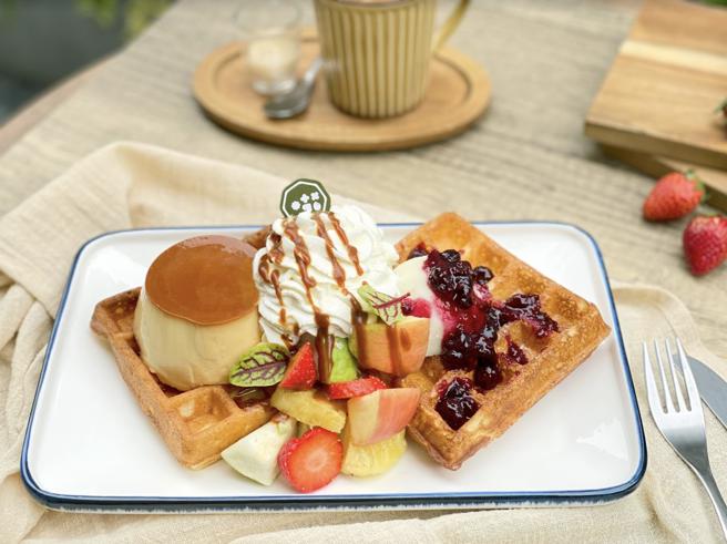 京站的糀日和Kouji Café「糀芙鬆餅生乳布丁纖果焦糖」，358元。（京站提供）