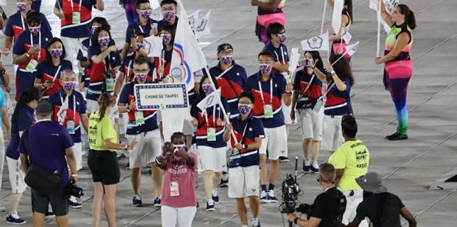 昨日滑轮溜冰好手陈映竹率领中华队于开幕式进场。(教育部体育署提供)