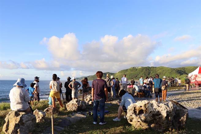 全台首座双箭火箭发射再延期，上百名围观民眾直呼可惜。（谢佳潾摄）