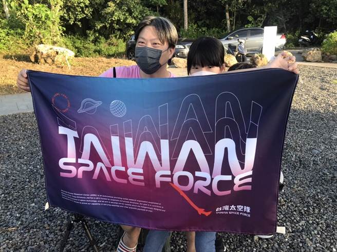 远从高雄来的林先生说，他有捐款这项火箭计画还拿到纪念旗帜，所以今天特别连夜带孩子与旗帜前来观赏，没想到又延期了。(谢佳潾摄)