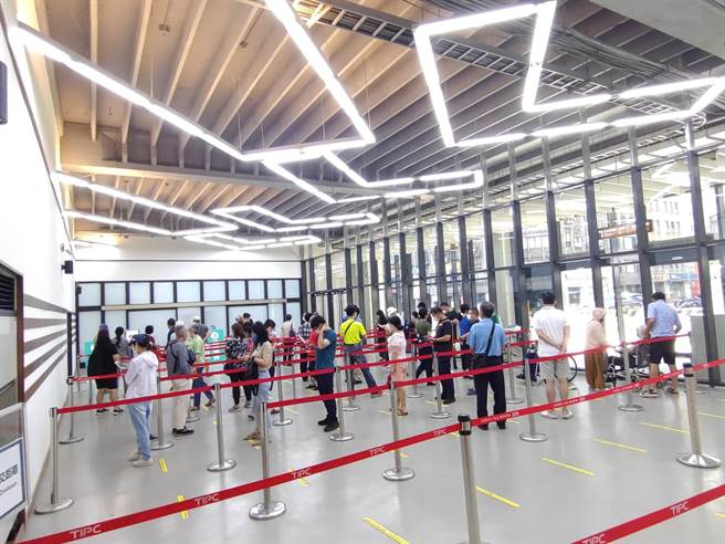 基隆市政府在基隆港务分公司开设Novavax疫苗大型施打站，9日上午现场排队施打的人数不算太多。（张志康摄）