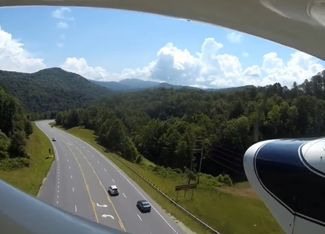 一架小飞机因为引擎故障，紧急避开车辆与电线，总算成功迫降在高速公路上。（图片翻摄自推特／@shanermurph）