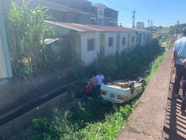 高雄市大樹區龍目二號橋9日上午8時許發生一件自小客車會車不慎，導致其中一輛自小客車翻落路旁排水溝的事故。（翻攝照片／林瑞益高雄傳真）
