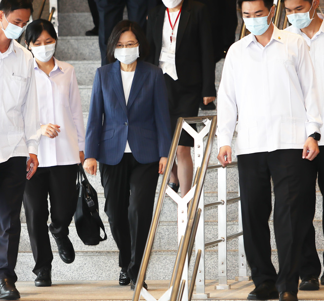 蔡英文總統（中）。（資料照/季志翔攝）