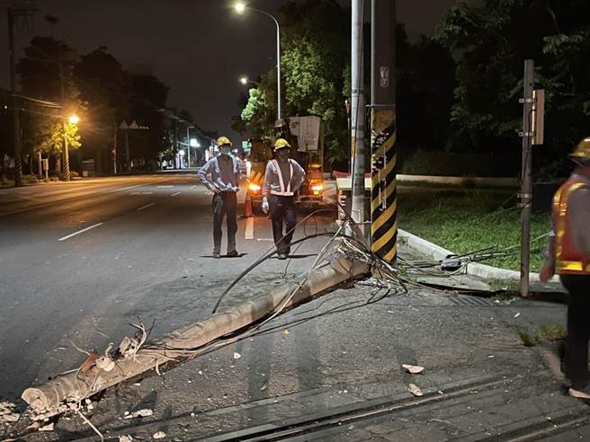 化学槽车9日凌晨零点12分过溪湖台糖小火车平交道，勾到电缆，在拉力作用下，拉倒号志杆和两根电线杆，台电漏夜抢修，但栅栏和警报器也都坏了。（彰化县溪湖镇大竹里长何炳桦提供／吴敏菁彰化传真）
