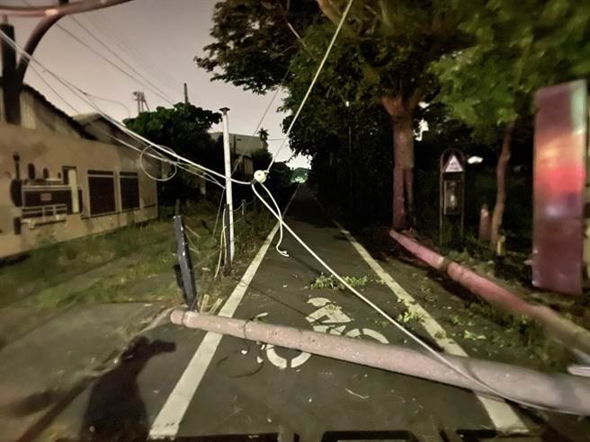 化学槽车9日凌晨零点12分过溪湖台糖小火车平交道，勾到电缆，在拉力作用下，拉倒号志杆和两根电线杆，台电漏夜抢修，但栅栏和警报器也都坏了。（彰化县溪湖镇大竹里长何炳桦提供／吴敏菁彰化传真）